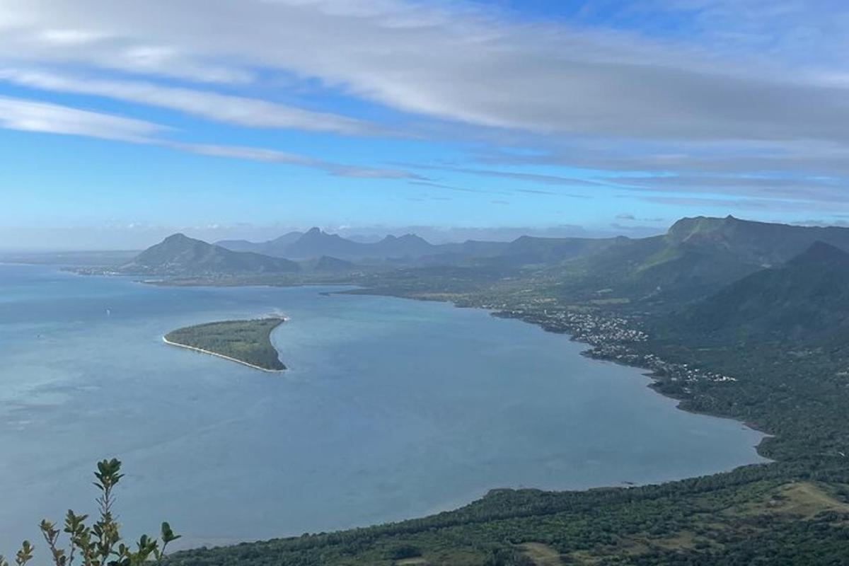 een luchtfoto van een groot waterlichaam