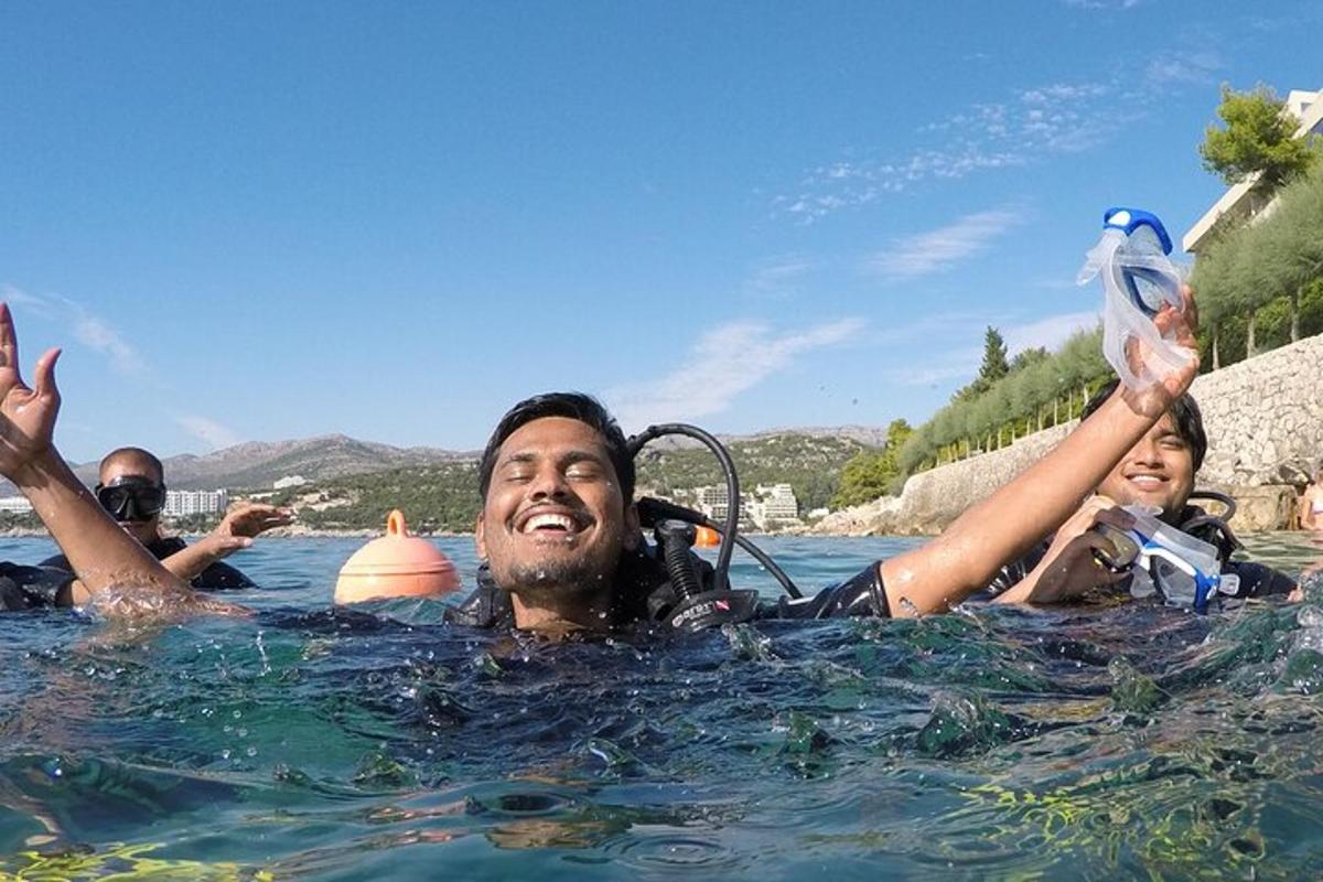 un uomo nell'acqua di una piscina