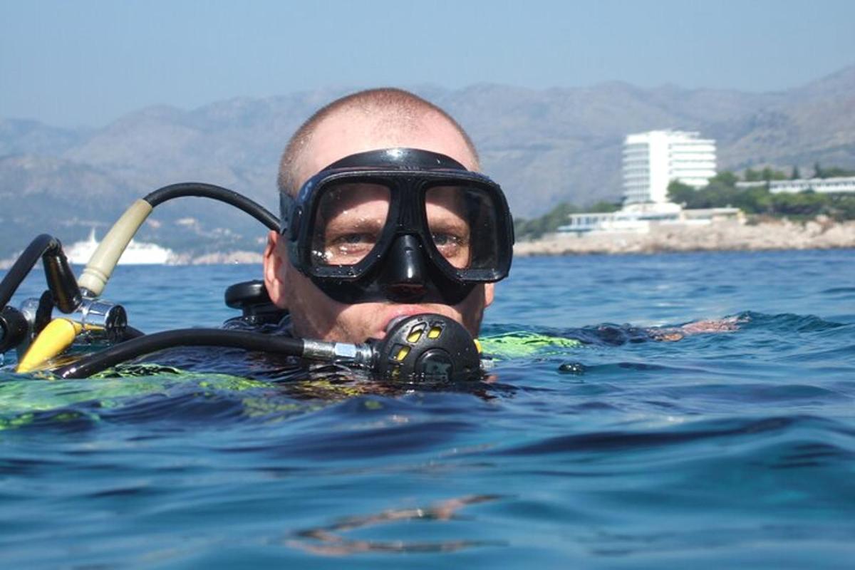 un uomo in acqua che indossa una maschera antigas