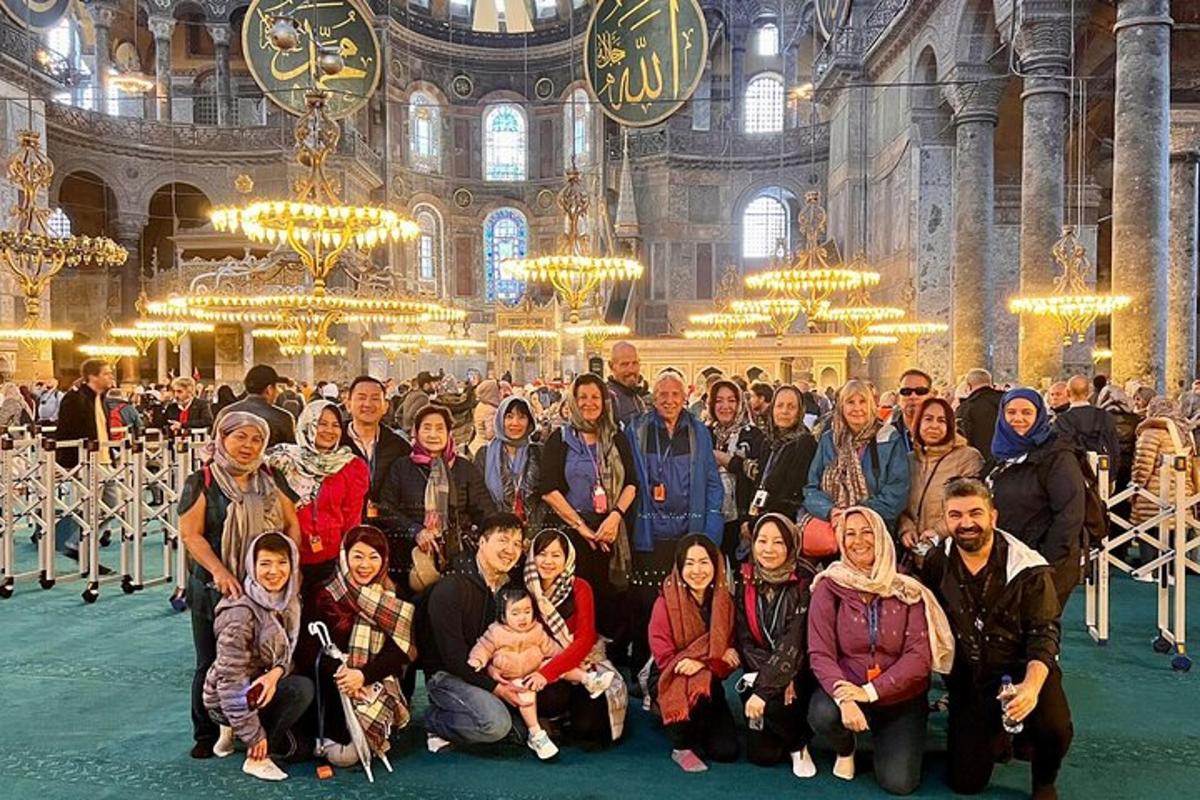 grupp inimesi, kes poseerivad hoones pildi jaoks
