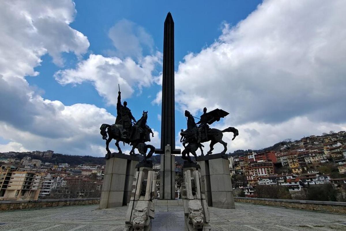 una statua di persone a cavallo in una città