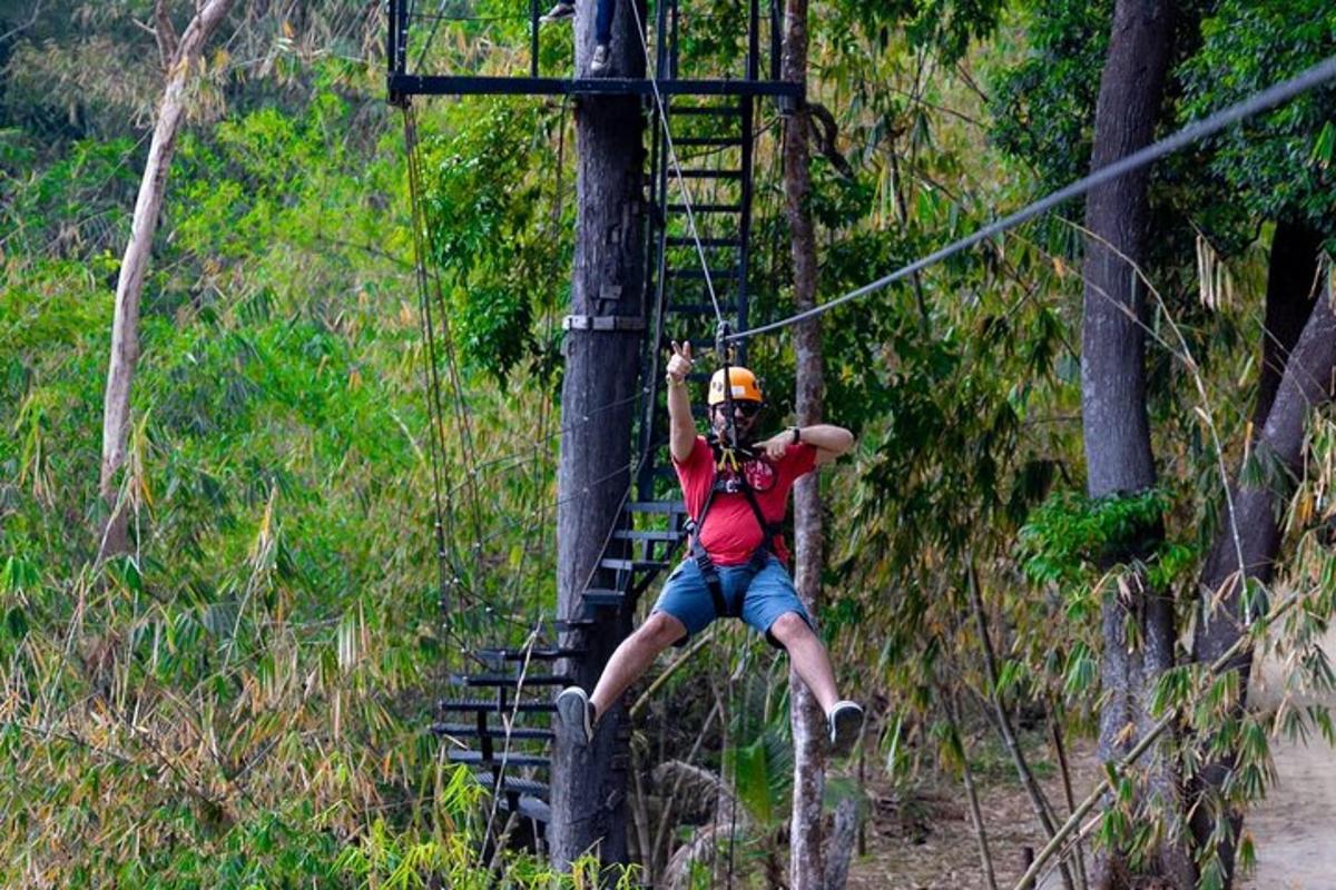 um homem em uma tirolesa na floresta