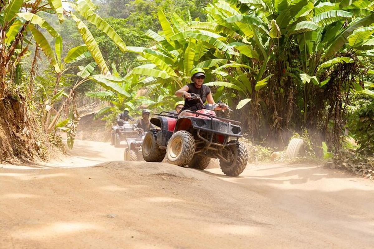 un uomo che guida un quad su una strada sterrata