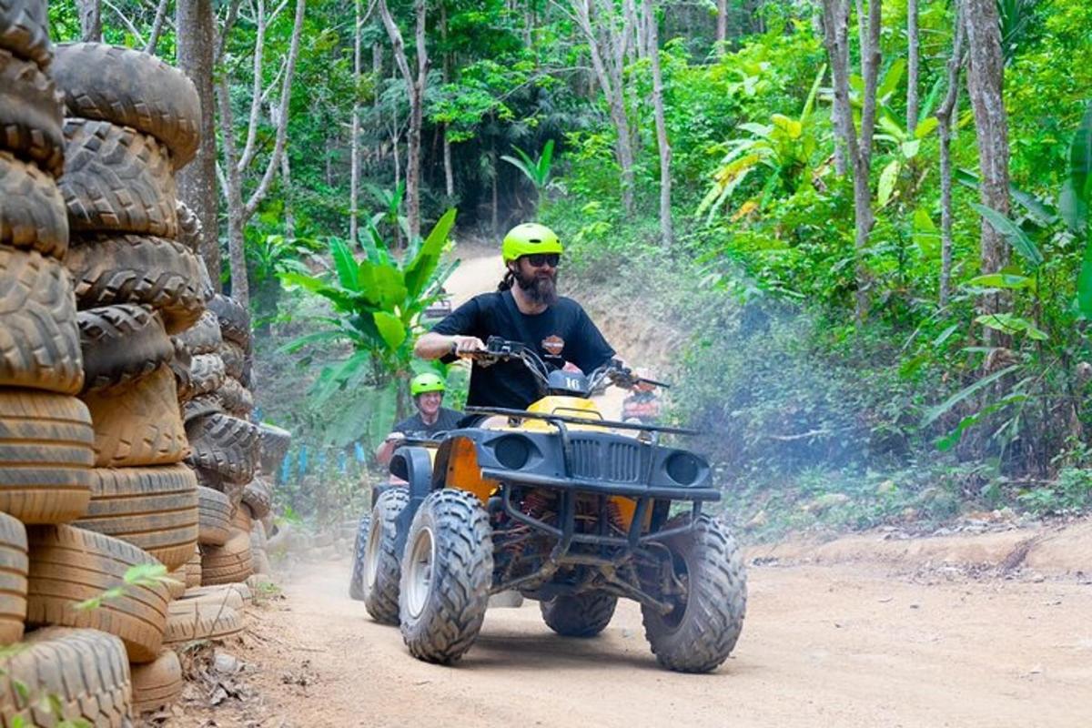um homem e uma criança andando em um quadriciclo