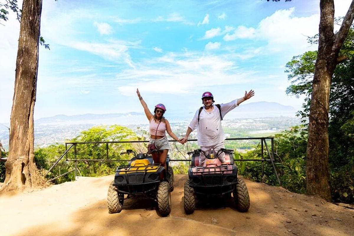 un uomo e una donna in piedi su quad su una montagna