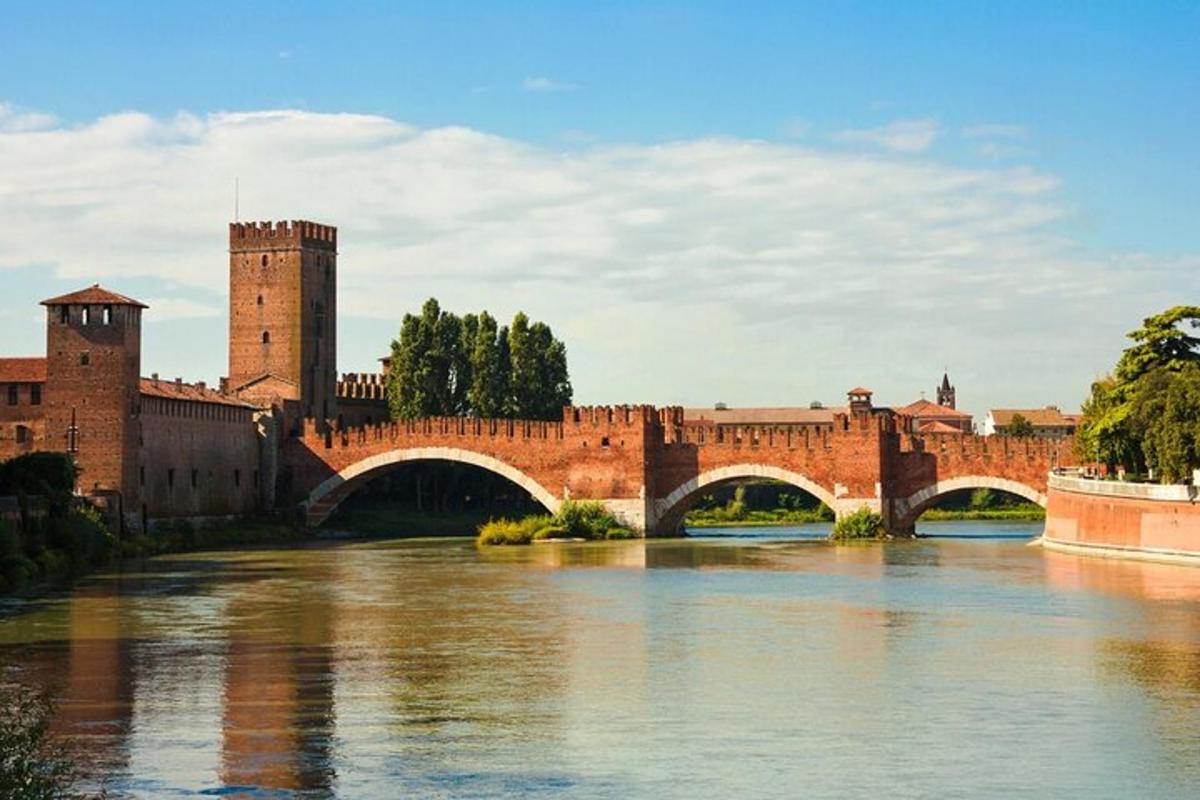un ponte sopra un fiume in una città