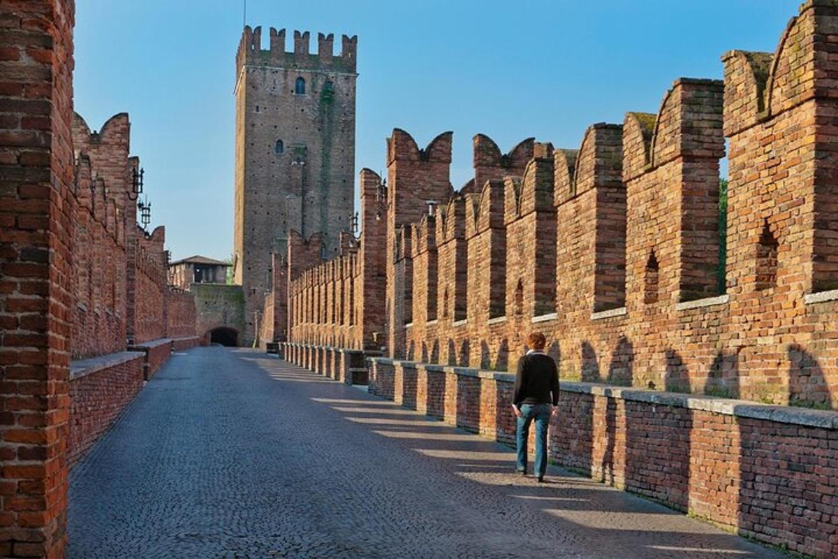 un uomo che cammina lungo una strada in un castello