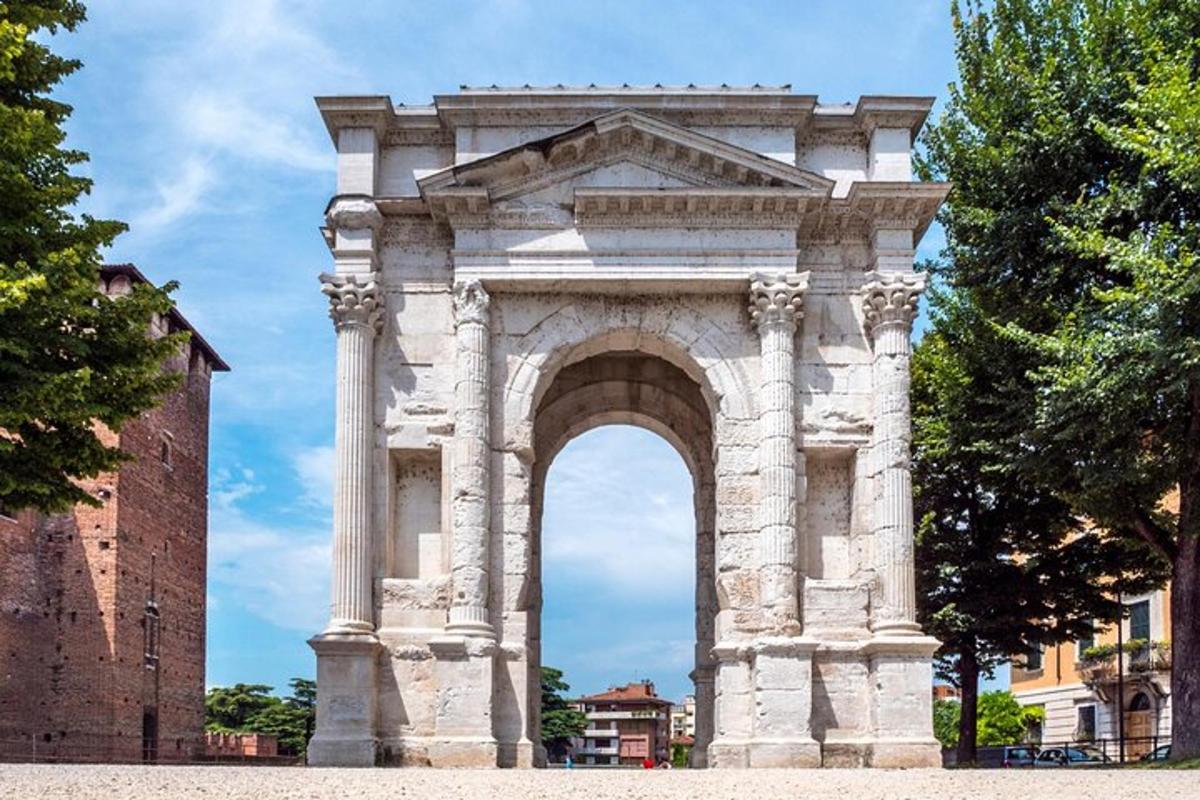 un arco in una città con un edificio in mattoni