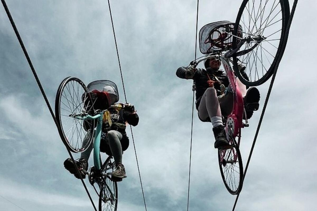 două persoane se plimbă pe biciclete în aer