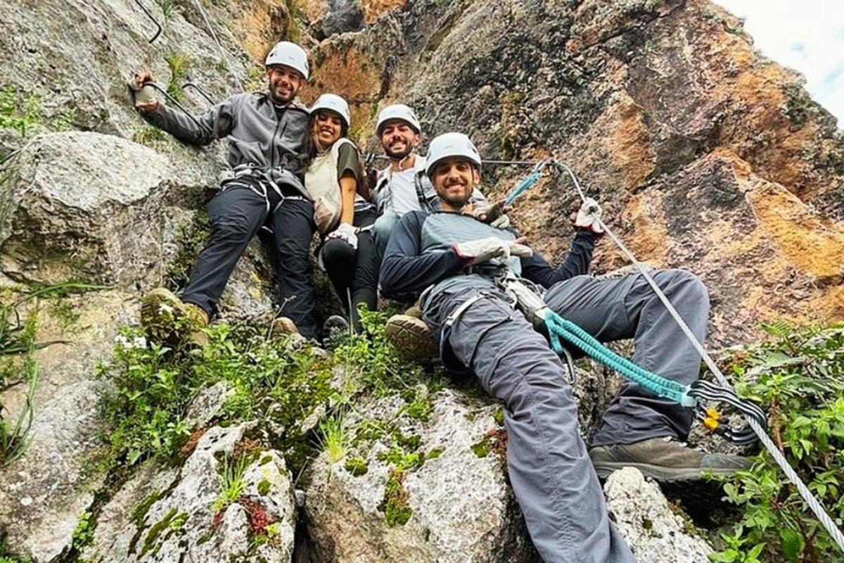 isang grupo ng mga tao na nagpapakuha ng larawan sa isang bundok