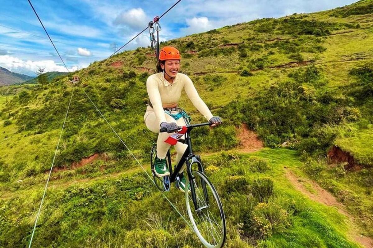 o femeie care merge cu bicicleta pe tiroliană