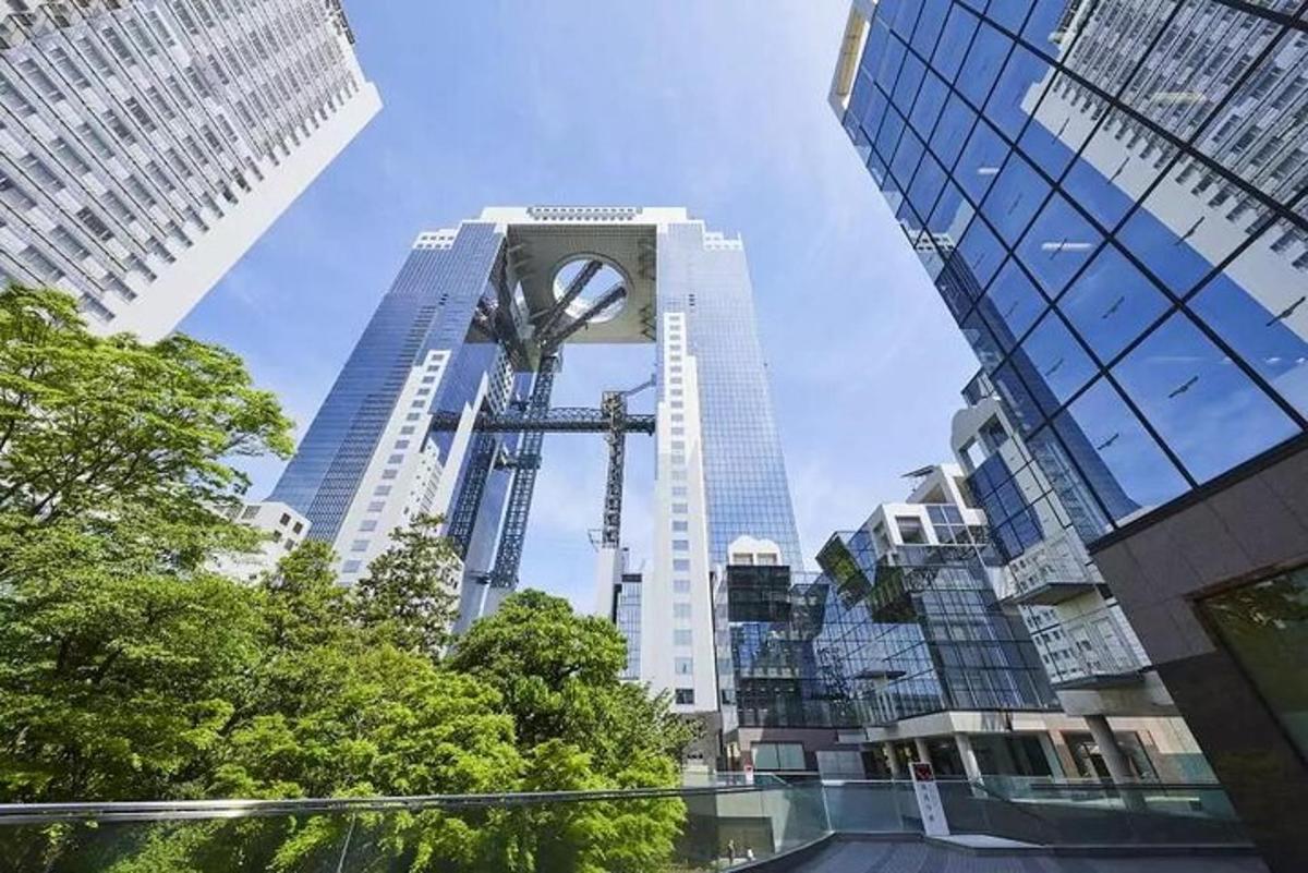 una vista di una città con edifici alti