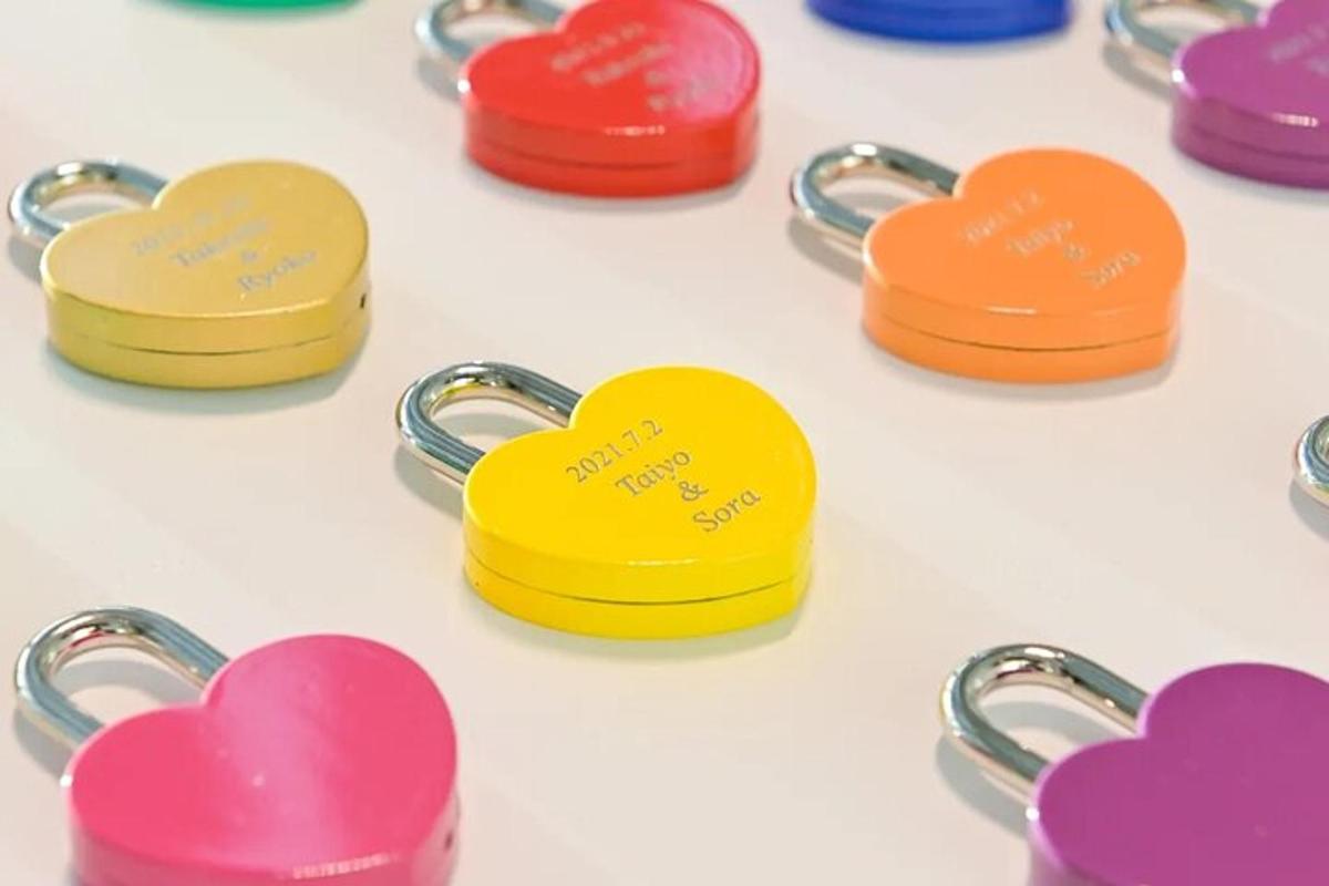 egy csoport szív alakú kulcstartó az asztalon