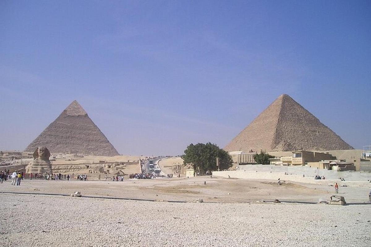 una vista de les piràmides de Gizeh des del desert