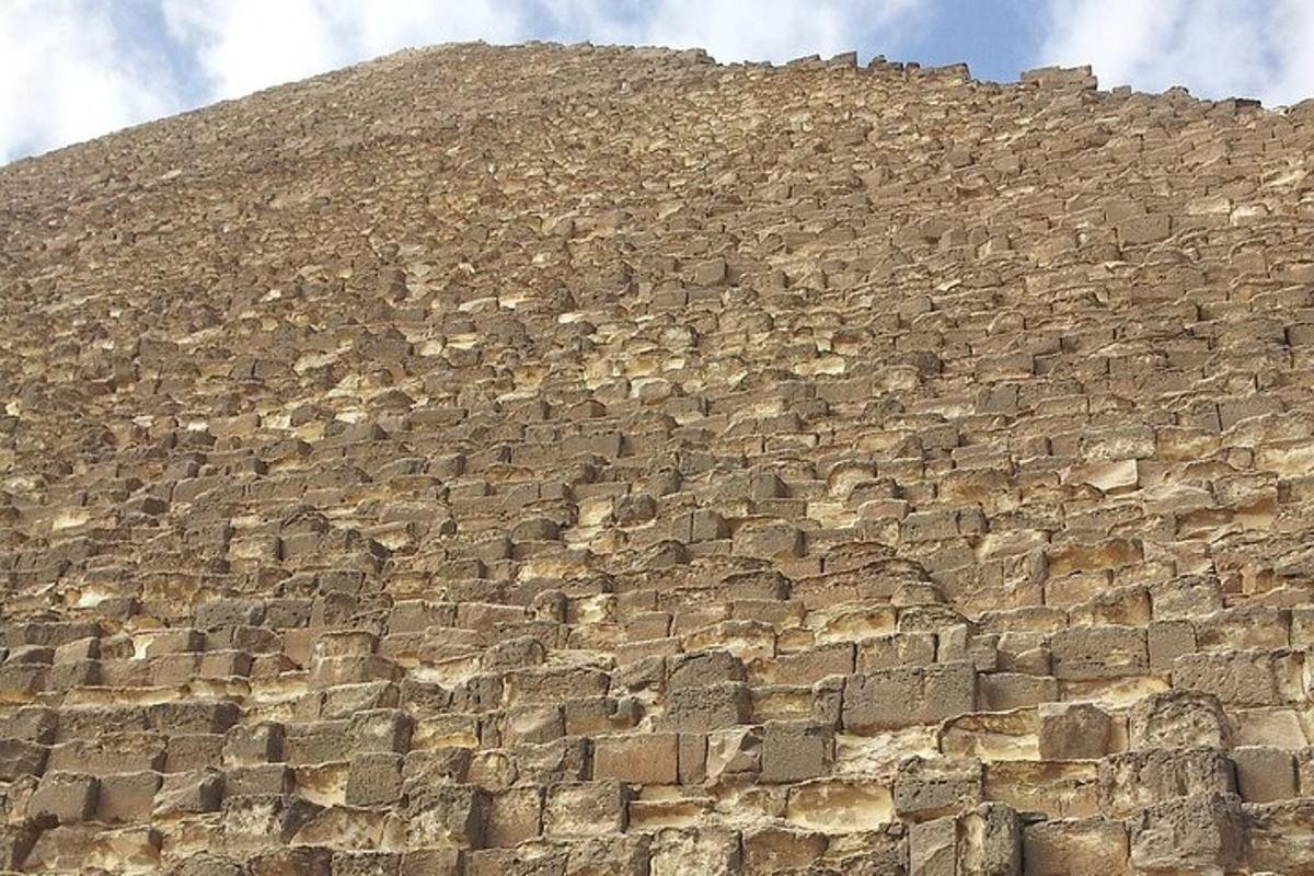 un edifici alt de pedra amb un cel al fons