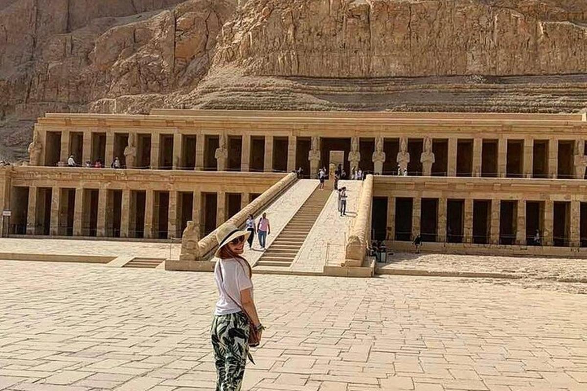 رجل يقف أمام مبنى