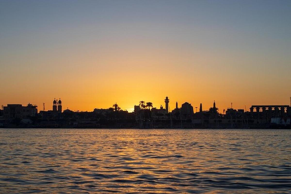 una vista di una città dall'acqua al tramonto