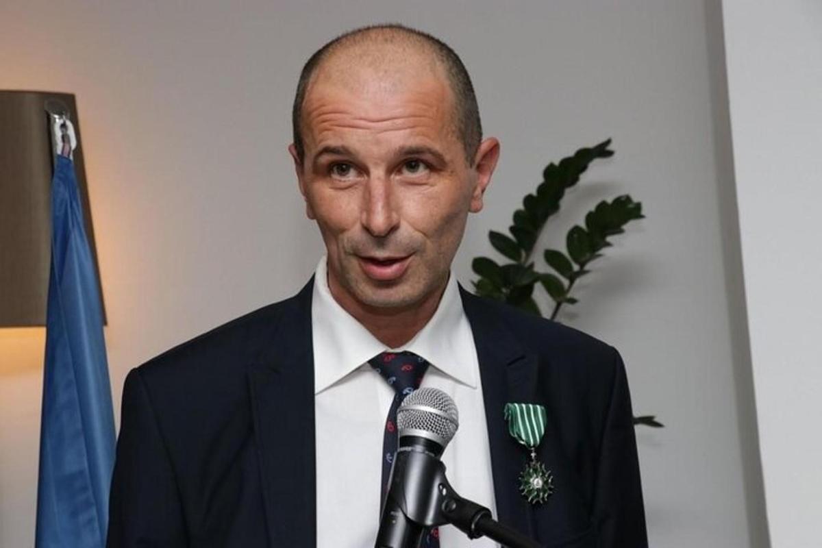 muž v obleku a mikrofon