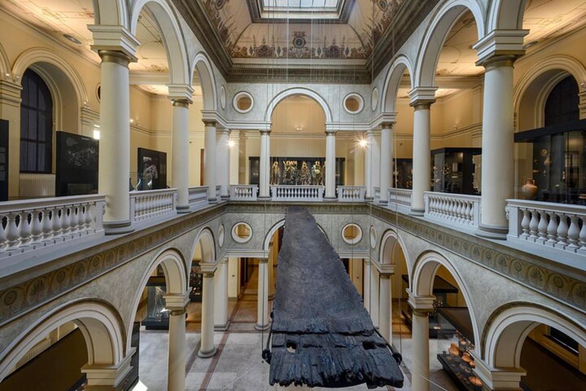 muzeum s velkým kobercem uprostřed budovy