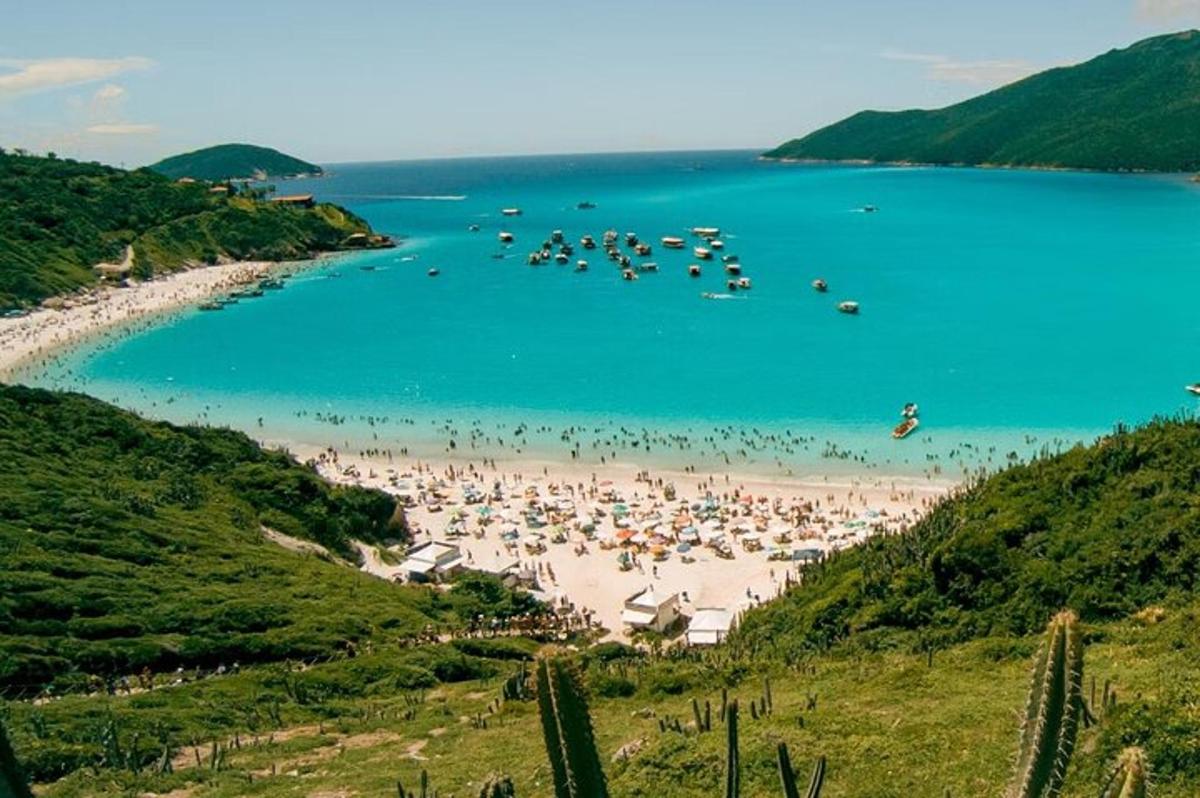una playa con un montón de gente en el agua