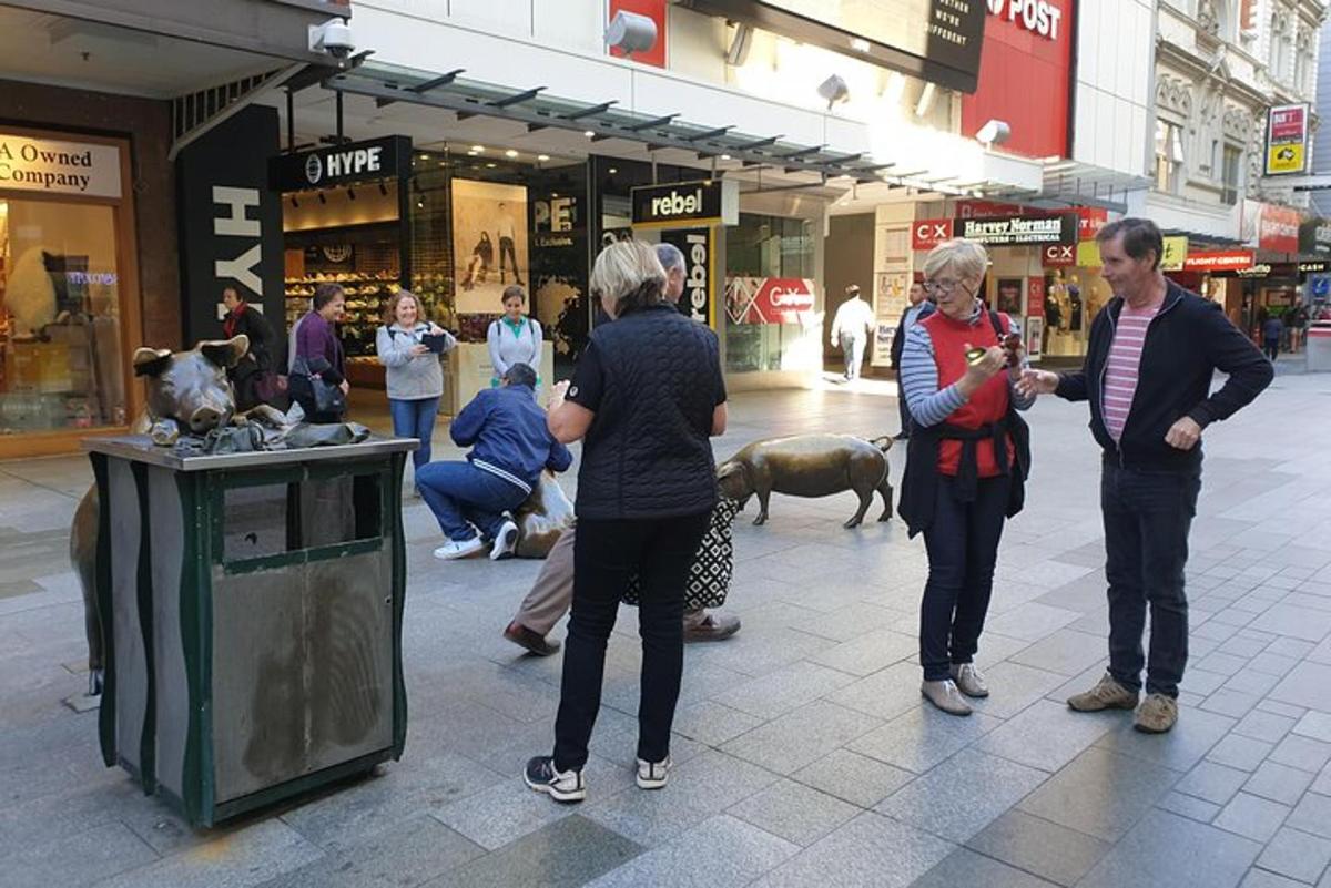 skupina lidí stojících v nákupním centru