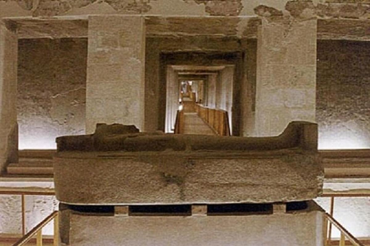 vista d'una habitació amb escala en un edifici