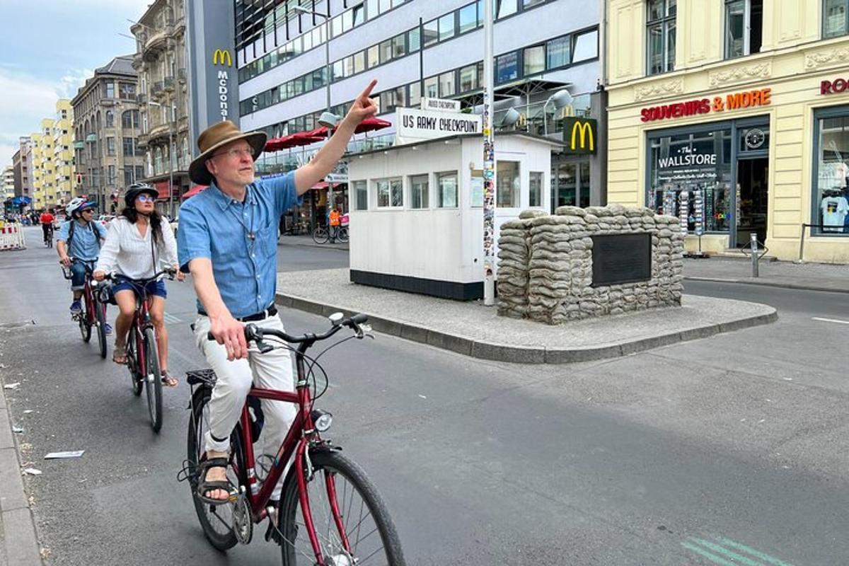 muž v klobouku jedoucí na kole po ulici