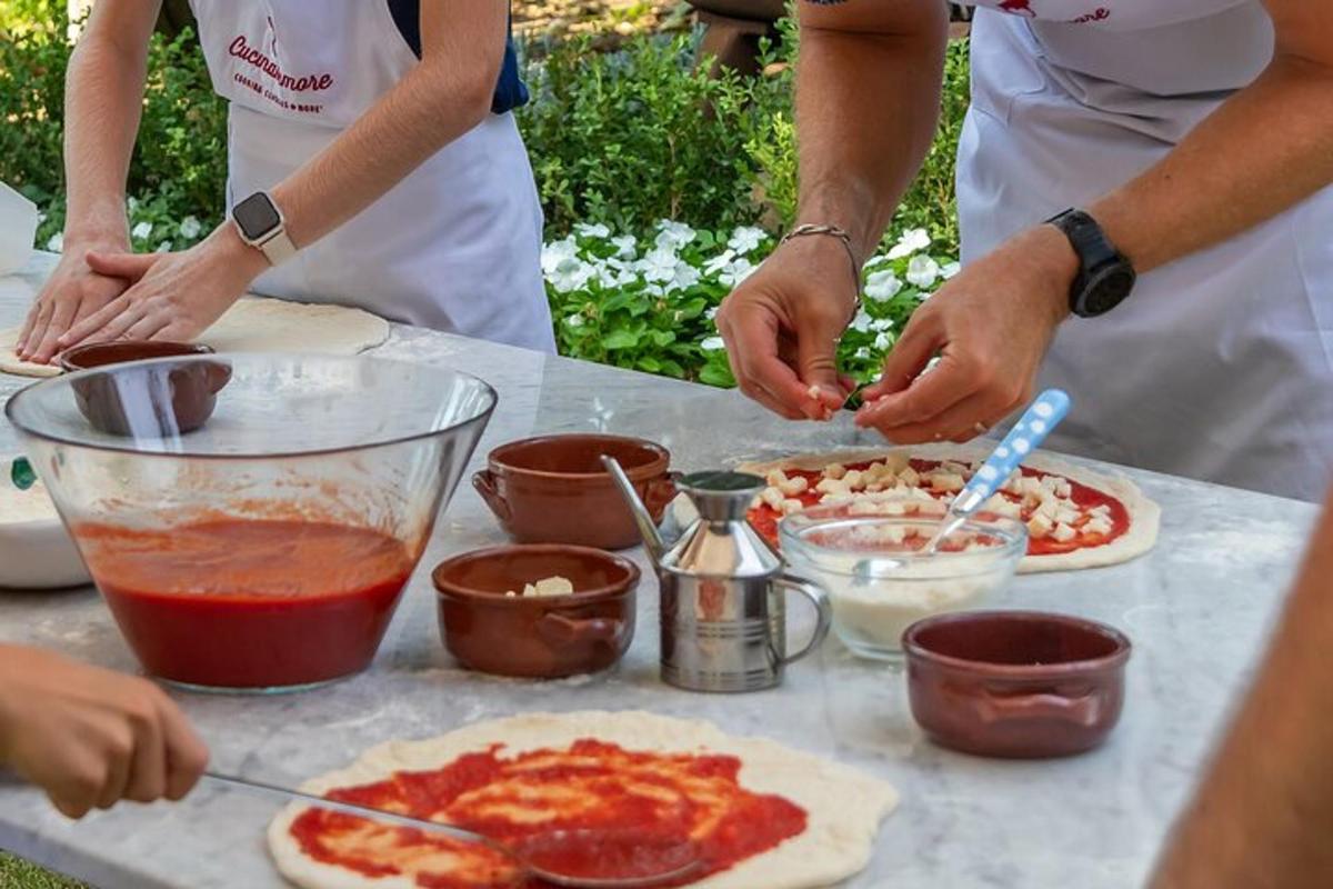 hópur fólks að búa til pizzur á borði