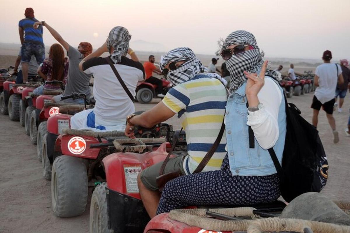 Un grupo de personas viajando en quads en el desierto