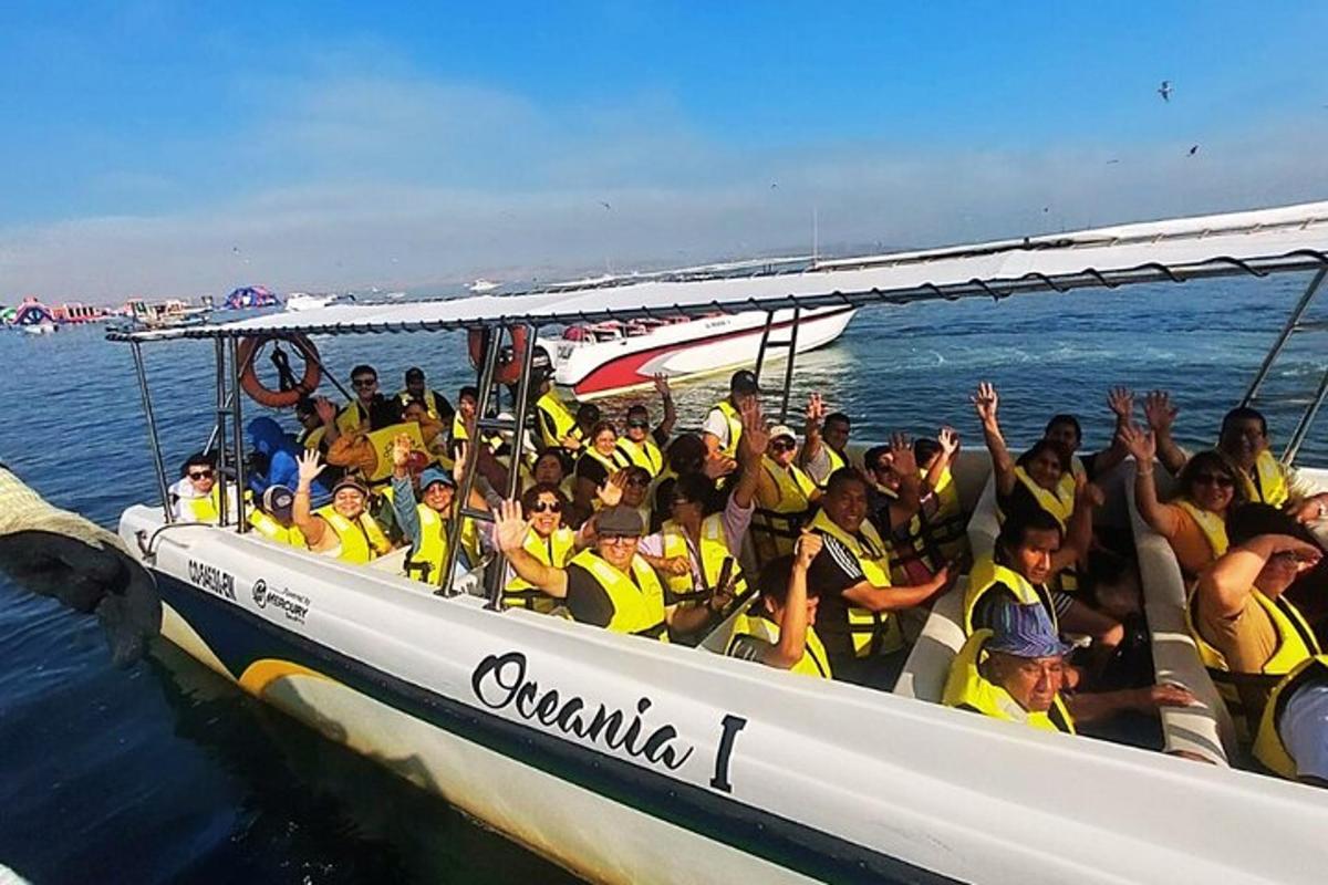 um grupo de pessoas em um barco na água