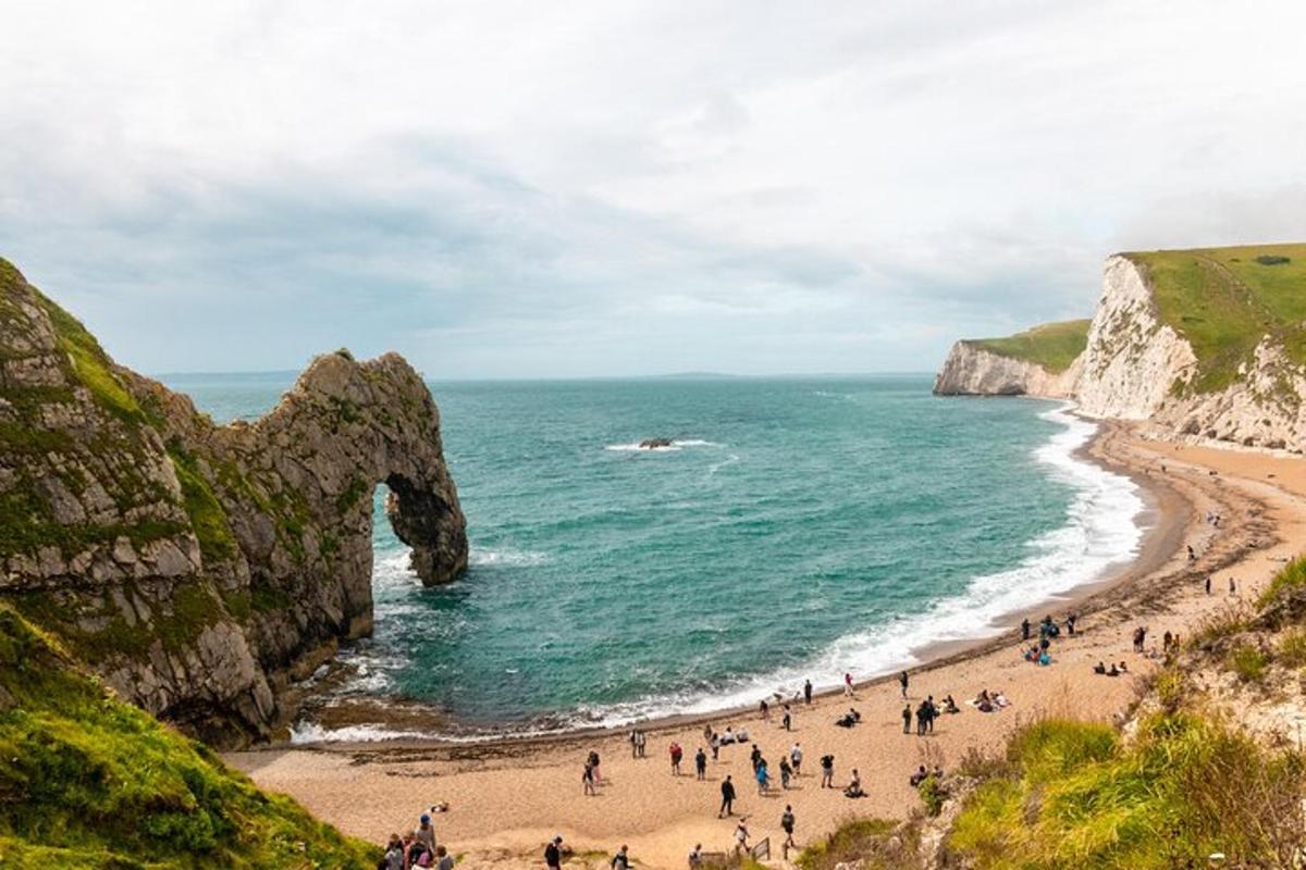 un gruppo di persone su una spiaggia vicino all'oceano