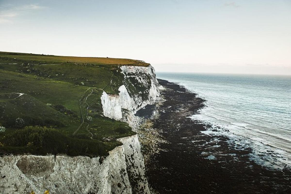 une falaise à côté de l'océan à côté de l'océan