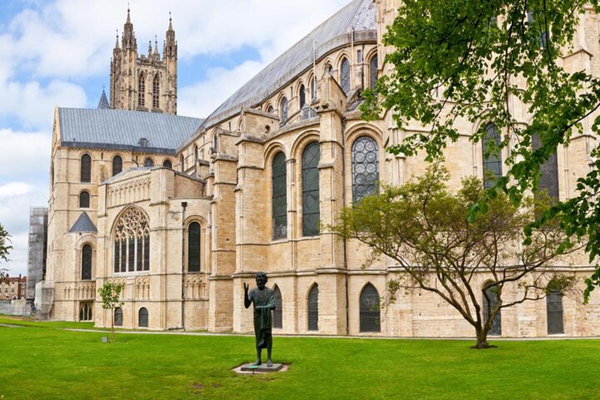 une statue devant un bâtiment avec une église