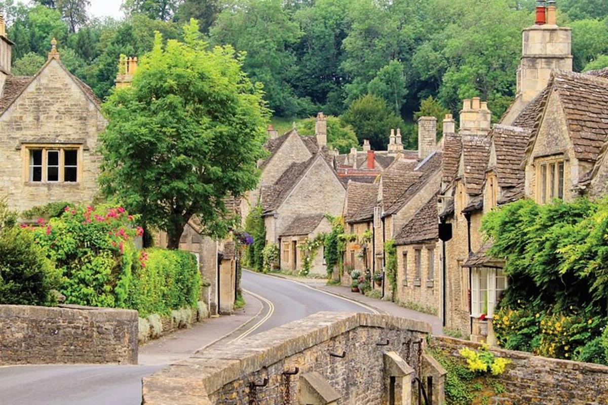 une rue de maisons en pierre dans un village