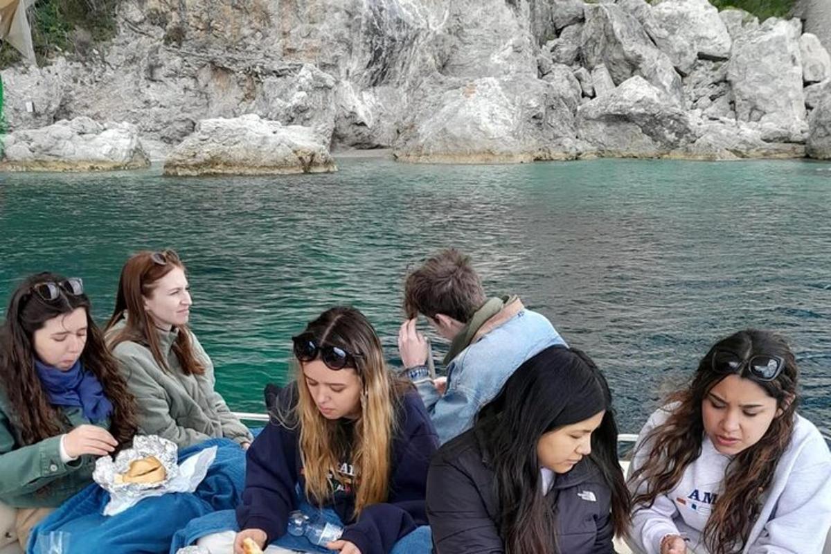 un gruppo di persone sedute su una barca in acqua
