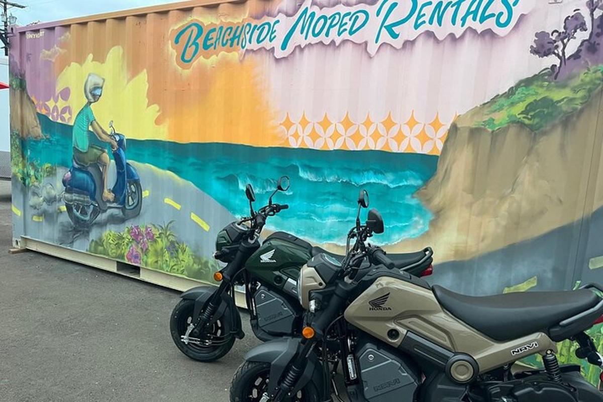 motocykl zaparkovaný před zdí s nástěnnou malbou