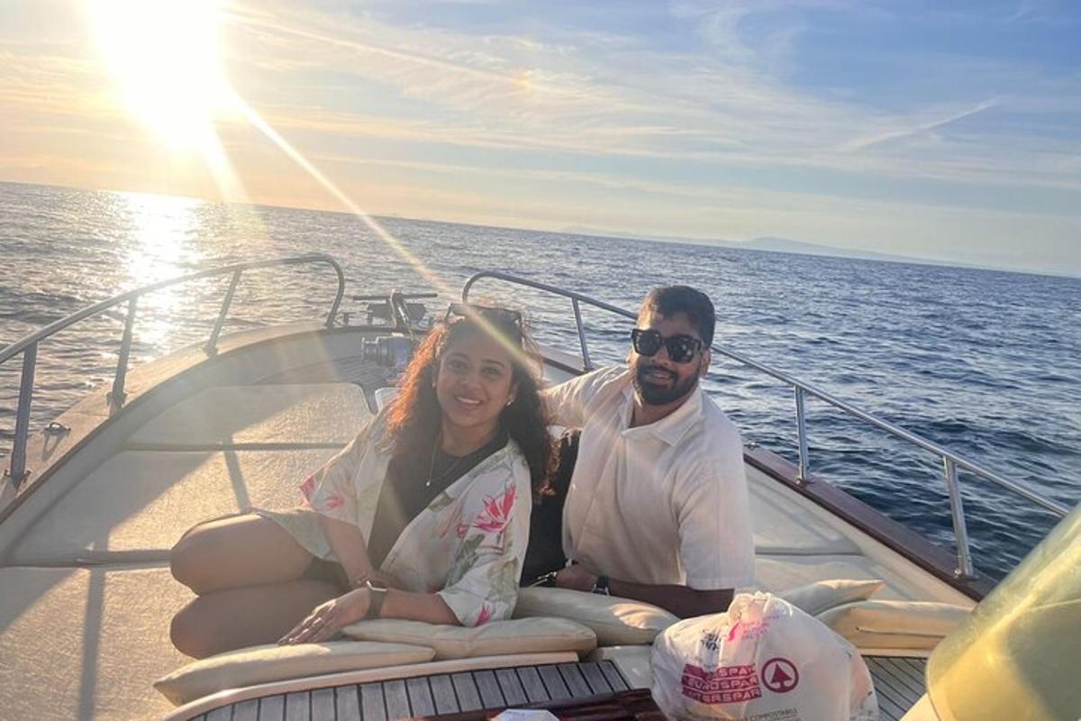 un uomo e una donna seduti su una barca