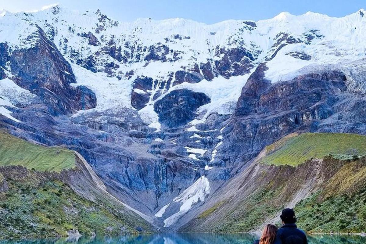 zwei Personen stehen vor einem Bergblick
