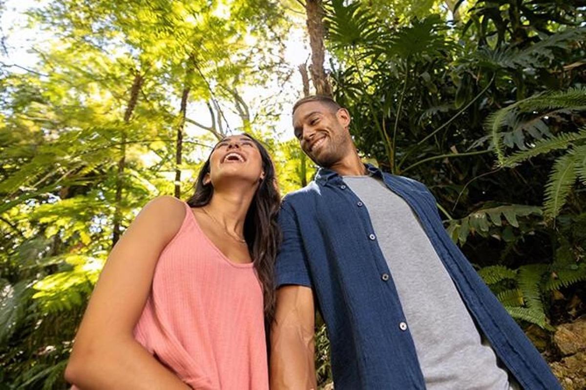 muž a žena stojící v lese