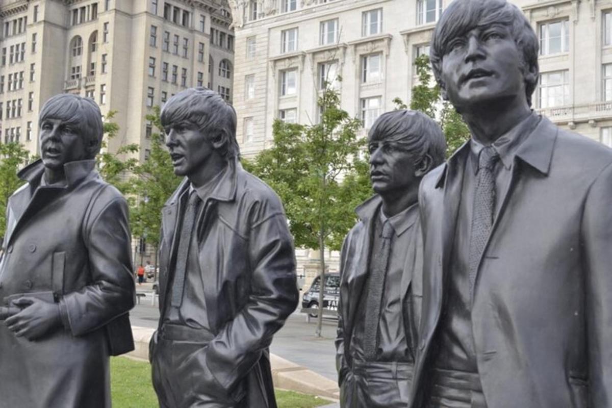 una statua di tre uomini in piedi davanti a un edificio