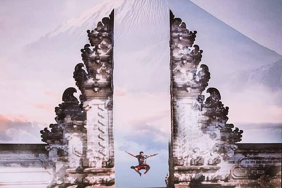 un uomo sta saltando da un edificio alto