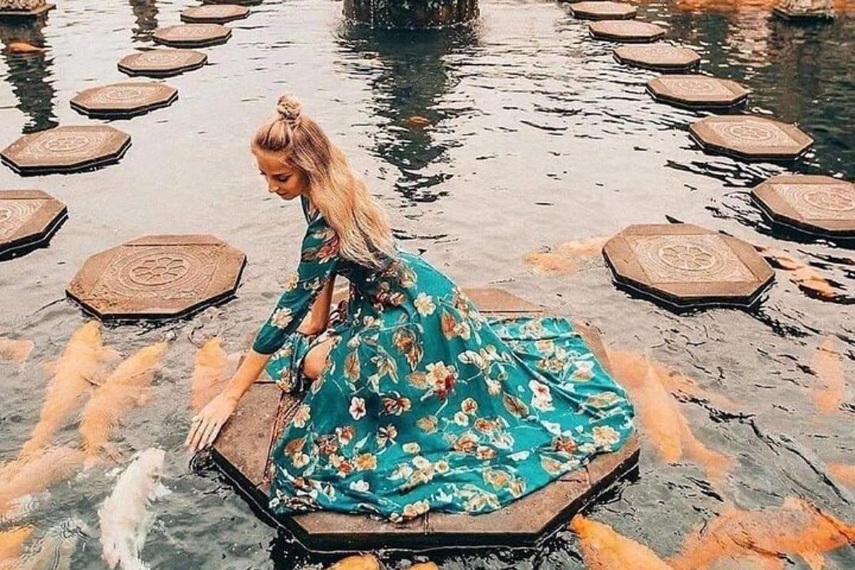 жінка в сукні у воді