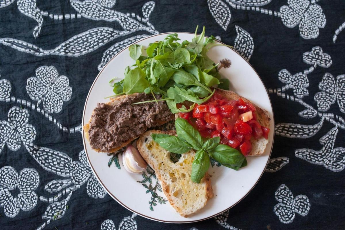 masada et ve sebzelerle dolu bir tabak yemek