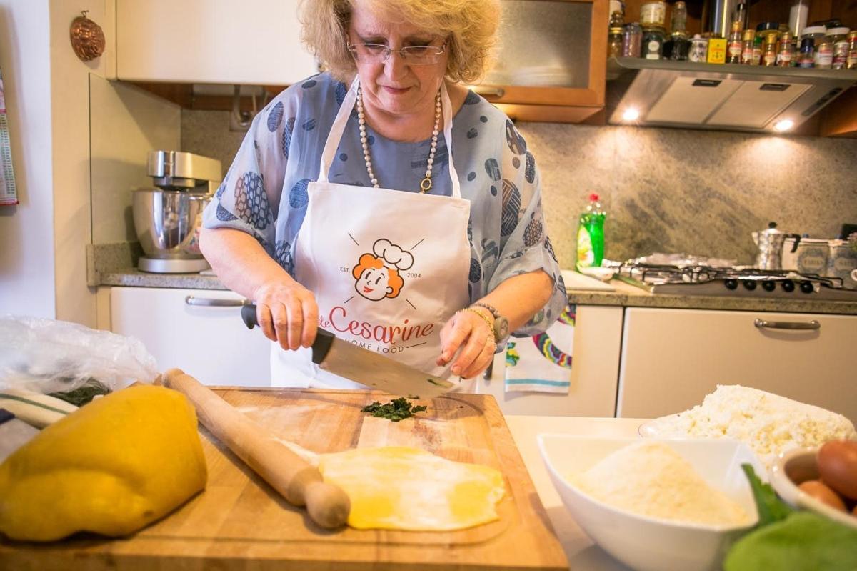 žena v kuchyni krájí citron na prkénku