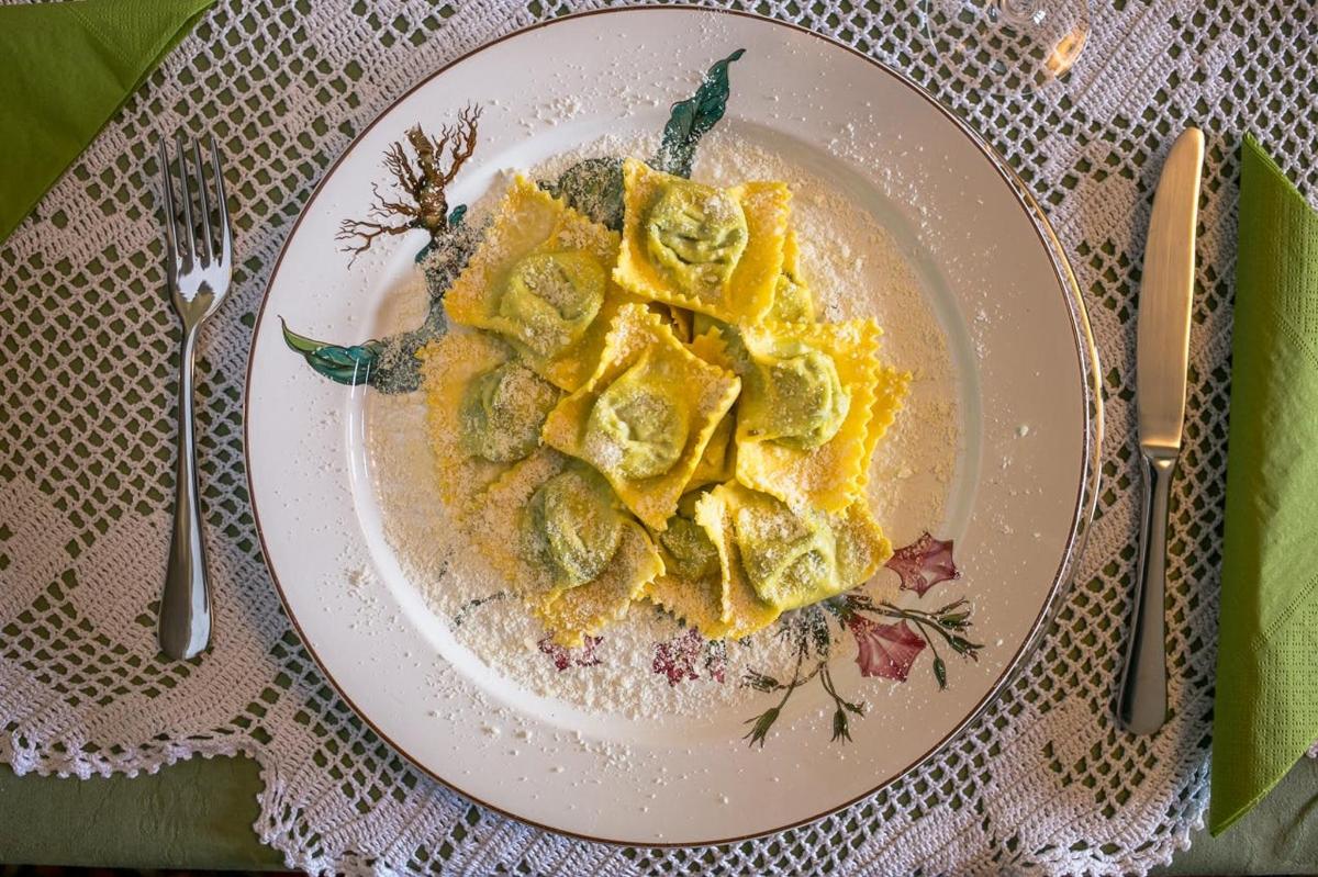 talíř ravioli na stole