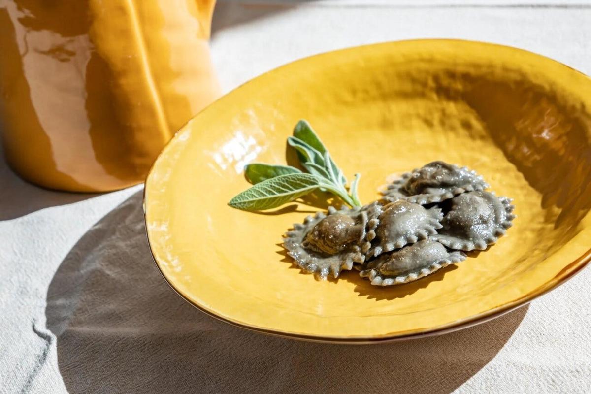 um prato amarelo com um pedaço de comida nele