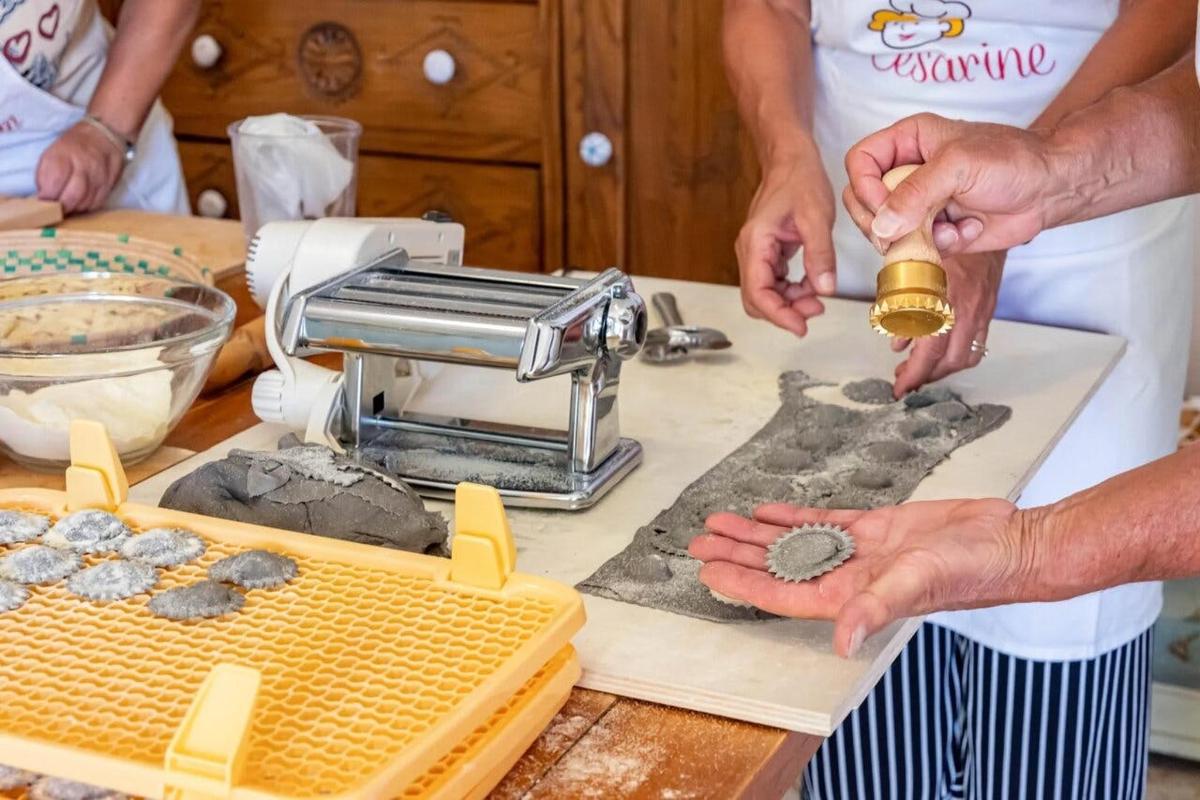 duas pessoas em pé na cozinha preparando comida