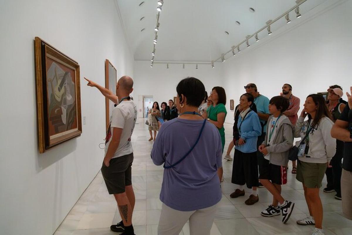 en gruppe mennesker som ser på et maleri i et museum