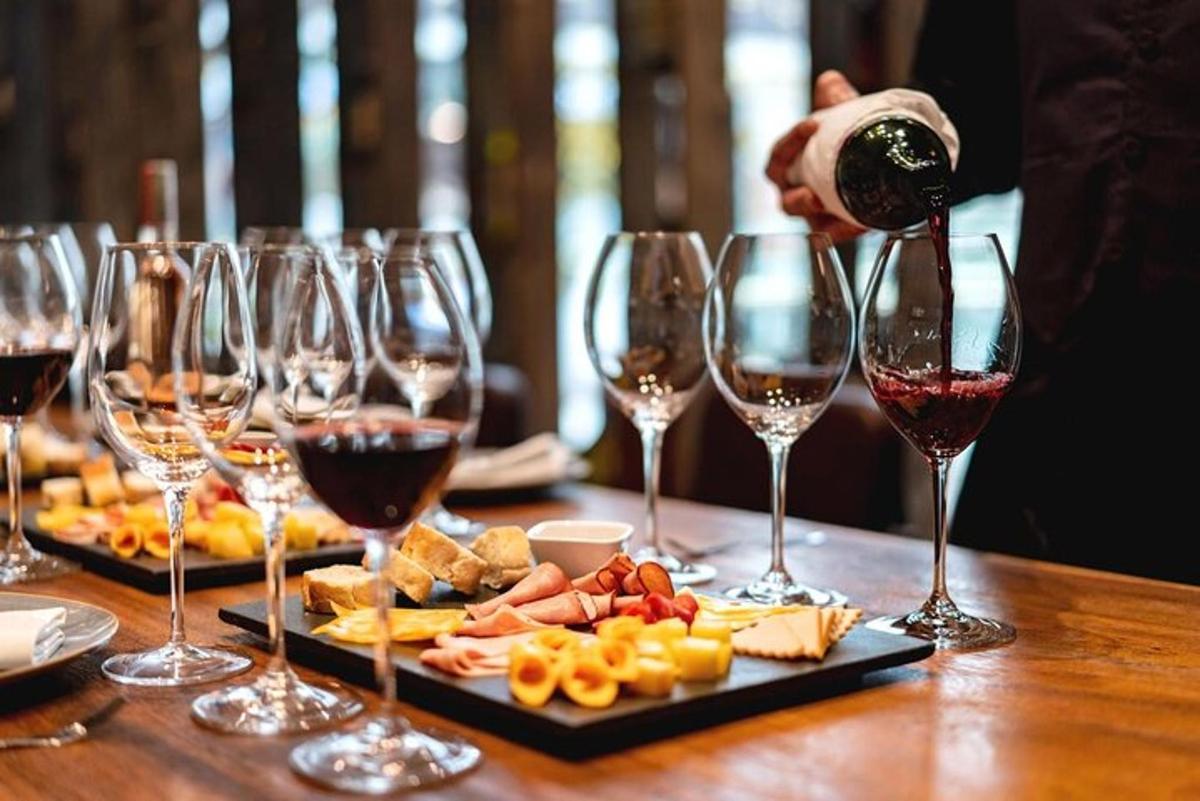 une personne versant du vin dans des verres à vin sur une table