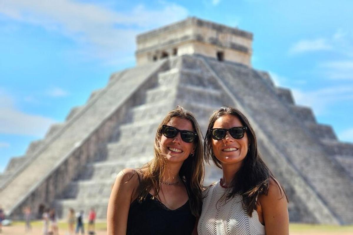 deux femmes se tiennent devant une pyramide
